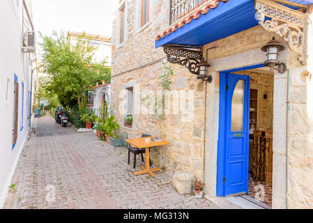 Die engen Gassen von Bodrum mit Cafe, Tisch und Stühlen in Bodrum, Türkei. Am 23. August 2017. Stockfoto