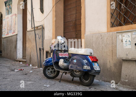 Einen alten blauen Vespa PX 150 Roller in einer Seitenstraße von Palermo, Sizilien, Italien geparkt. Die vertrauensvolle Eigentümer hat die Schlüssel im Zündschloss Links! Stockfoto