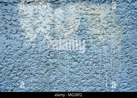 Weißer Fleck von Sprühfarbe auf Beton Wand Hintergrund. Stockfoto
