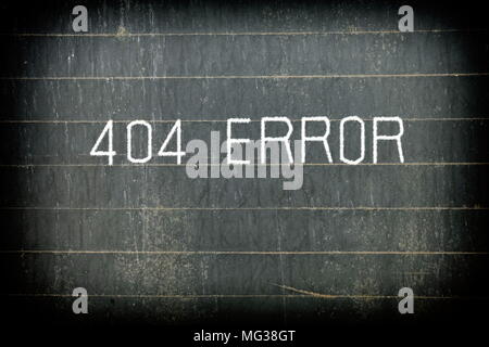'Fehler 404' Kreide schreiben auf Alte Schiefertafel Hintergrund. Stockfoto