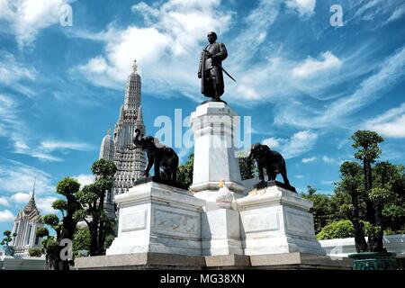 BANGKOK, THAILAND - 04. SEPTEMBER 2017: König Rama II Denkmal, Es befindet sich in der Vorderseite des Wat Arun Tempel (Tempel der Morgenröte). Er war der zweite Monarch von Stockfoto