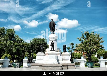 BANGKOK, THAILAND - 04. SEPTEMBER 2017: König Rama II Denkmal, Es befindet sich in der Vorderseite des Wat Arun Tempel (Tempel der Morgenröte). Er war der zweite Monarch von Stockfoto