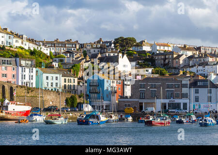 Hafen von Brixham, Seaside, mit Booten und bunten Gebäude, UK, England Stockfoto