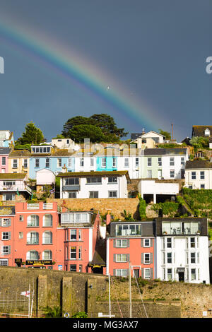 Häuser am Meer, Hafen von Brixham, Großbritannien, Bunt mit Rainbow Stockfoto