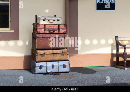 Vintage Gepäck Koffer auf Bahnsteig gestapelt Stockfoto