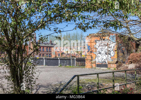 Innere Stadt, Natur trifft Stadt, Städtebau mit Graffiti und Framing Stockfoto