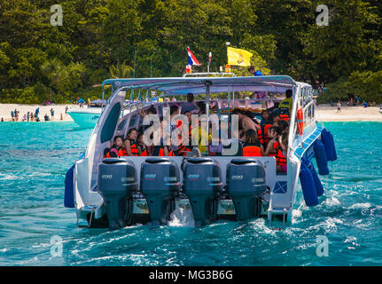 PHUKET, Thailand - Jan 25, 2016: Speed Boot mit vier Motoren voller Touristen auf Koh Miang Strand am 25.Januar 2016, Thailand. Stockfoto