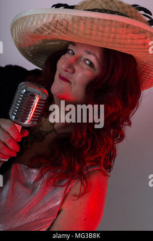 Weibliche Jazz Sängerin, Studio Portrait mit Vintage Mikrofon Stockfoto