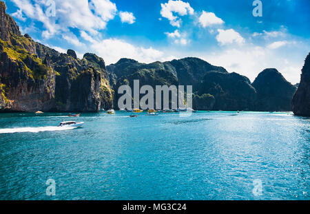 Maya Bay von Kalksteinfelsen auf Phi Phi Leh Insel der Provinz Krabi Thailand umgeben. Es ist Teil der Mu Ko Phi Phi Nationalpark. Stockfoto