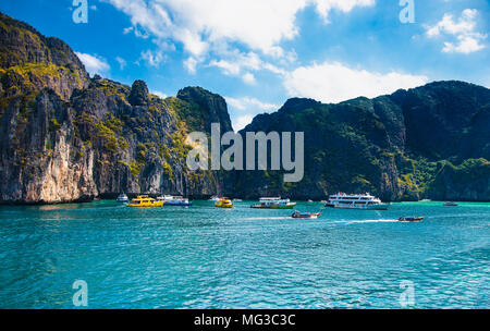 Maya Bay von Kalksteinfelsen auf Phi Phi Leh Insel der Provinz Krabi Thailand umgeben. Es ist Teil der Mu Ko Phi Phi Nationalpark. Stockfoto