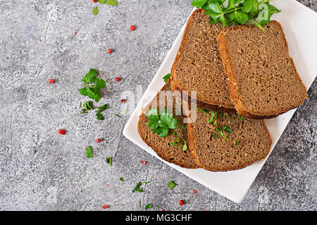 Stücke von Roggen Brot auf den Teller. Ansicht von oben Stockfoto