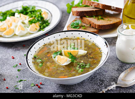 Grüne Sauerampfersuppe mit Eiern. Sommer Menü. Gesundes Essen. Stockfoto