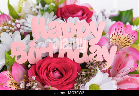 Inschrift ist Happy Birthday auf die Blumen. Stockfoto