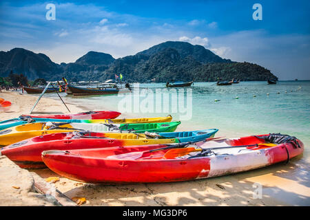 Bunte Kajaks für Ao Loh Dalum Strand auf Ko Phi Phi Don Insel der Provinz Krabi Thailand. Koh Phi Phi Don ist ein Teil der Marine National Park. Stockfoto