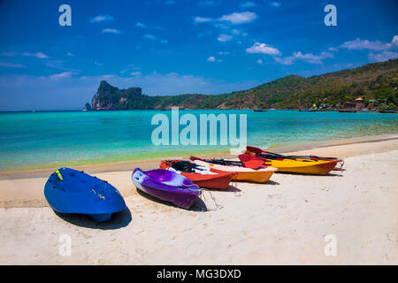 Bunte Kajaks für Ao Loh Dalum Strand auf Koh Phi Phi Don Island, Krabi Thailand. Koh Phi Phi Don ist ein Teil der Marine National Park. Stockfoto