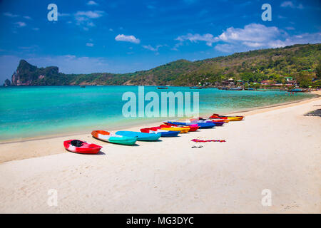 Bunte Kajaks für Ao Loh Dalum Strand auf Ko Phi Phi Don Insel der Provinz Krabi Thailand. Koh Phi Phi Don ist ein Teil der Marine National Park. Stockfoto