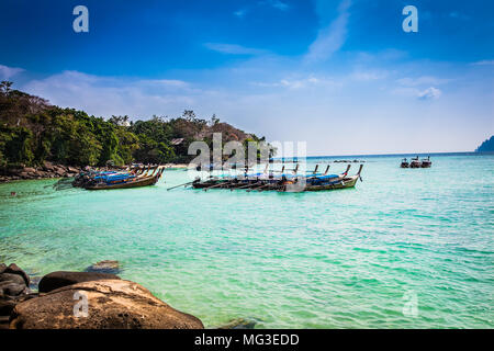 Boote bei Viking Strand in Ko Phi Phi Island, Thailand. Stockfoto