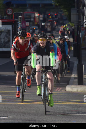 Radfahrer Fahrt über den Verkehrsknotenpunkt auf Blackfriars Road und die Stamford Street Richtung Norden in Richtung Blackfrairs Brücke auf dem Fahrrad Superhighway Stockfoto