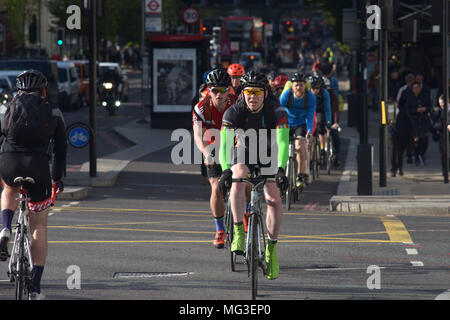 Radfahrer Fahrt über den Verkehrsknotenpunkt auf Blackfriars Road und die Stamford Street Richtung Norden in Richtung Blackfrairs Brücke auf dem Fahrrad Superhighway Stockfoto