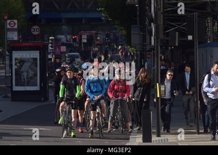 Radfahrer Fahrt über den Verkehrsknotenpunkt auf Blackfriars Road und die Stamford Street Richtung Norden in Richtung Blackfrairs Brücke auf dem Fahrrad Superhighway Stockfoto