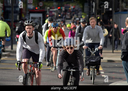 Radfahrer Fahrt über den Verkehrsknotenpunkt auf Blackfriars Road und die Stamford Street Richtung Norden in Richtung Blackfrairs Brücke auf dem Fahrrad Superhighway Stockfoto