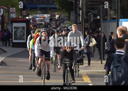 Radfahrer Fahrt über den Verkehrsknotenpunkt auf Blackfriars Road und die Stamford Street Richtung Norden in Richtung Blackfrairs Brücke auf dem Fahrrad Superhighway Stockfoto