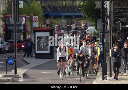 Radfahrer Fahrt über den Verkehrsknotenpunkt auf Blackfriars Road und die Stamford Street Richtung Norden in Richtung Blackfrairs Brücke auf dem Fahrrad Superhighway Stockfoto