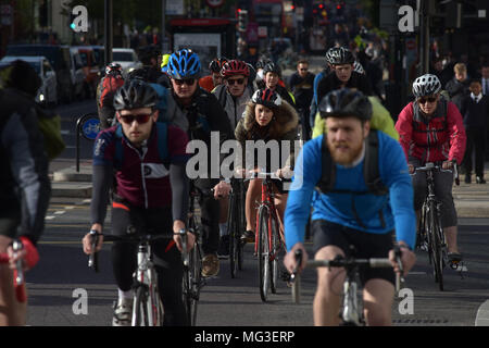 Radfahrer Fahrt über den Verkehrsknotenpunkt auf Blackfriars Road und die Stamford Street Richtung Norden in Richtung Blackfrairs Brücke auf dem Fahrrad Superhighway Stockfoto