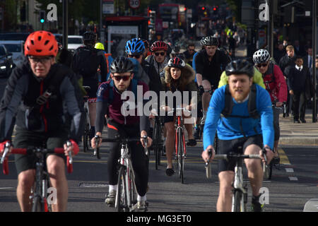 Radfahrer Fahrt über den Verkehrsknotenpunkt auf Blackfriars Road und die Stamford Street Richtung Norden in Richtung Blackfrairs Brücke auf dem Fahrrad Superhighway Stockfoto