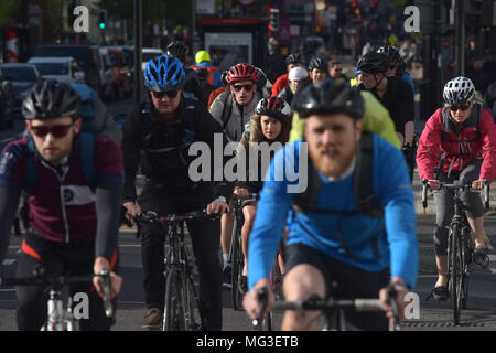 Radfahrer Fahrt über den Verkehrsknotenpunkt auf Blackfriars Road und die Stamford Street Richtung Norden in Richtung Blackfrairs Brücke auf dem Fahrrad Superhighway Stockfoto