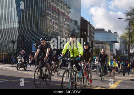 Radfahrer Fahrt über den Verkehrsknotenpunkt auf Blackfriars Road und die Stamford Street Richtung Norden in Richtung Blackfrairs Brücke auf dem Fahrrad Superhighway Stockfoto