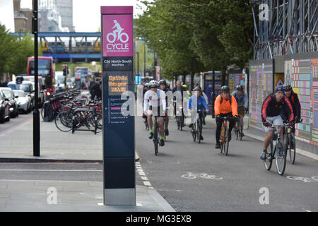 Radfahrer fahren an das Fahrrad Zähler Superhighway, wie Sie in Richtung Süden entlang der CS6bike Lane auf Blackfriars Road in London Morgenhauptverkehrszeit Stockfoto