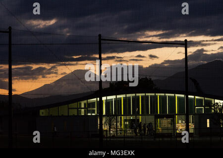 Mount Fuji bei Sonnenuntergang gesehen vom Yamato Yutori no Mori Park, Yamato, Kanagawa, Japan. Stockfoto