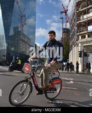 Ein Radfahrer Umdrehungen auf Blackfrairs Brücke reiten ein Santander bike in London während der morgendlichen Rush hour Stockfoto