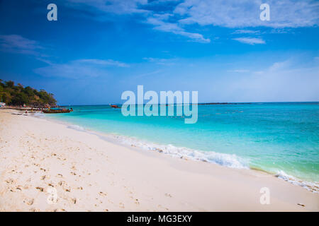 Schöne türkisblaue Wasser am Long Beach auf Koh Phi Phi Don Island, Thailand. Stockfoto