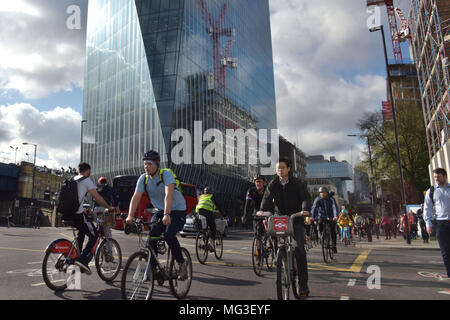 Ein Radfahrer Umdrehungen auf Blackfrairs Brücke reiten ein Santander bike in London während der morgendlichen Rush hour Stockfoto