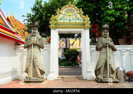 Alte Hüterin Riesen Vor Wat Pho Tempel Eingang, Bangkok Thailand. Stockfoto