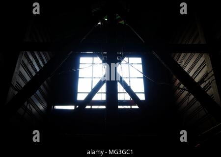 Sonnenlicht durch die Fenster in der alten Scheune. Stockfoto