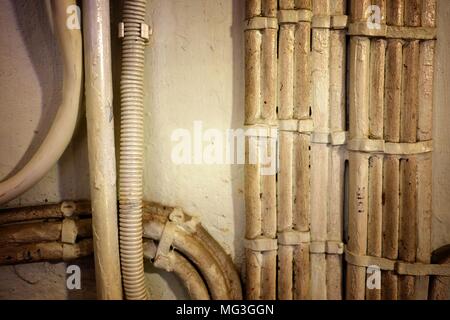 Alte elektrische Leitung. Stockfoto