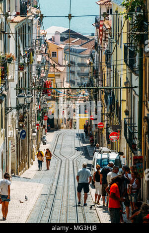 Lissabon, Portugal - 13. AUGUST 2017: Standseilbahn Schiene auf der schmalen Straße von Lissabon Stockfoto