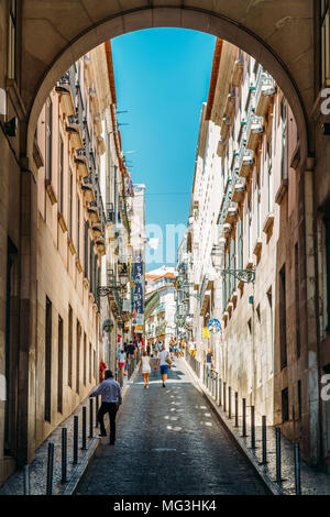 Lissabon, Portugal - 13. AUGUST 2017: Menschen zu Fuß auf den geschäftigen Straßen von Lissabon Stockfoto