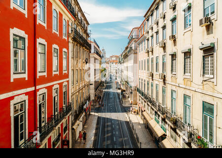 Lissabon, Portugal - 13. AUGUST 2017: Menschen zu Fuß auf den geschäftigen Straßen von Lissabon Stockfoto