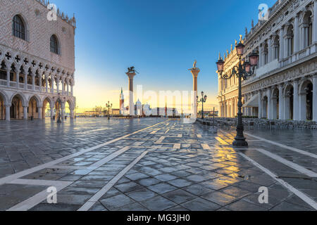 Sonnenaufgang auf der Piazza San Marco in Venedig, Italien. Stockfoto