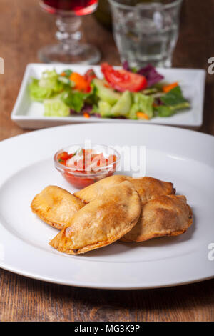 Hausgemachte Empanadas mit Salsa Stockfoto