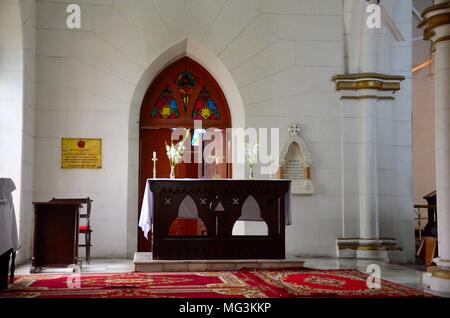 Tabelle kreuz und Blumen Altar für die Zeremonie in St Johns Kathedrale Kirche Peshawar in Pakistan Stockfoto