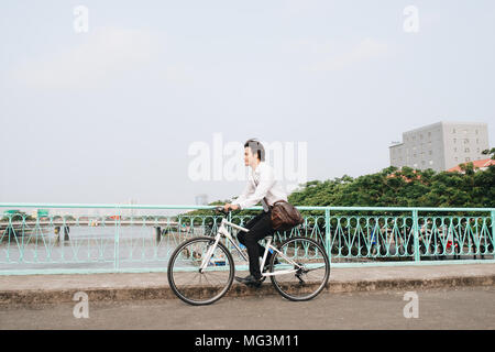 Überall von seinem Fahrrad. Seitenansicht der junge Unternehmer freuen uns auf dem Fahrrad Stockfoto