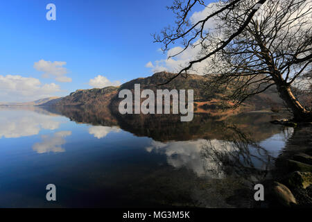 Frühling Blick auf Ullswater aus Glencoyne mit Platz fiel, Nationalpark Lake District, Cumbria County, England, Großbritannien Stockfoto