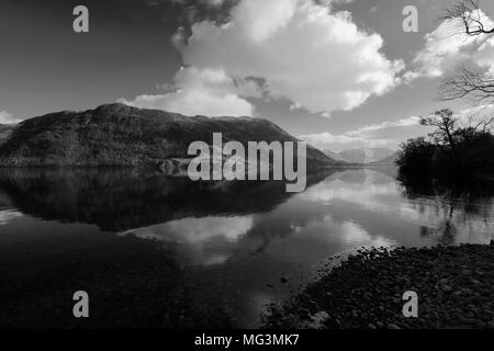 Frühling Blick auf Ullswater aus Glencoyne mit Platz fiel, Nationalpark Lake District, Cumbria County, England, Großbritannien Stockfoto