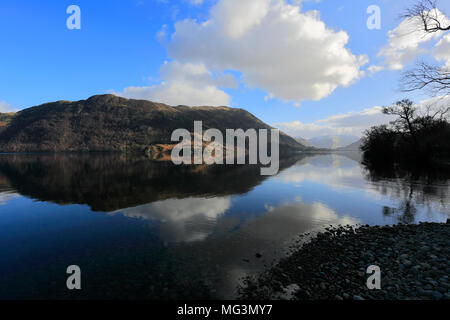 Frühling Blick auf Ullswater aus Glencoyne mit Platz fiel, Nationalpark Lake District, Cumbria County, England, Großbritannien Stockfoto