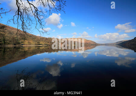 Frühling Blick auf Ullswater aus Glencoyne mit Platz fiel, Nationalpark Lake District, Cumbria County, England, Großbritannien Stockfoto